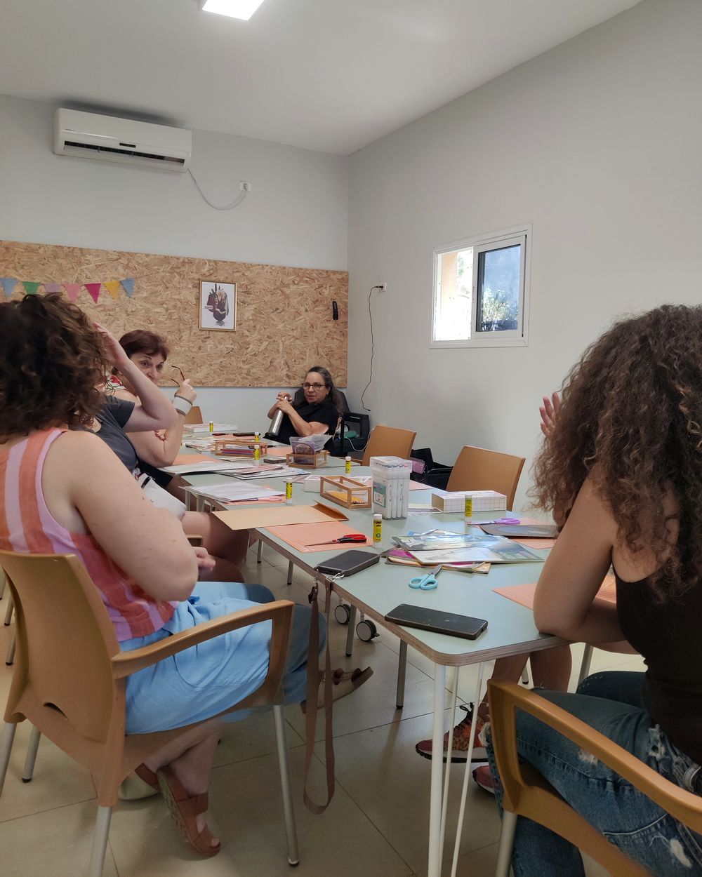 ערב סדנת קולאז׳ לנשים – משתתפות יוצרות סביב שולחן משותף